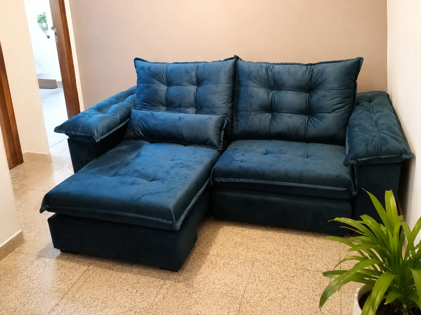 Sofá retrátil azul com tecido premium em sala moderna — Helite Estofados